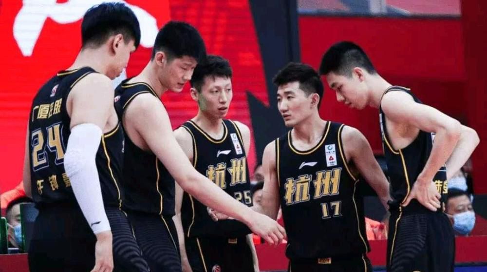 为了纪念这一时刻，德甲官网组织球迷票选了德甲历史上最佳11人阵容。